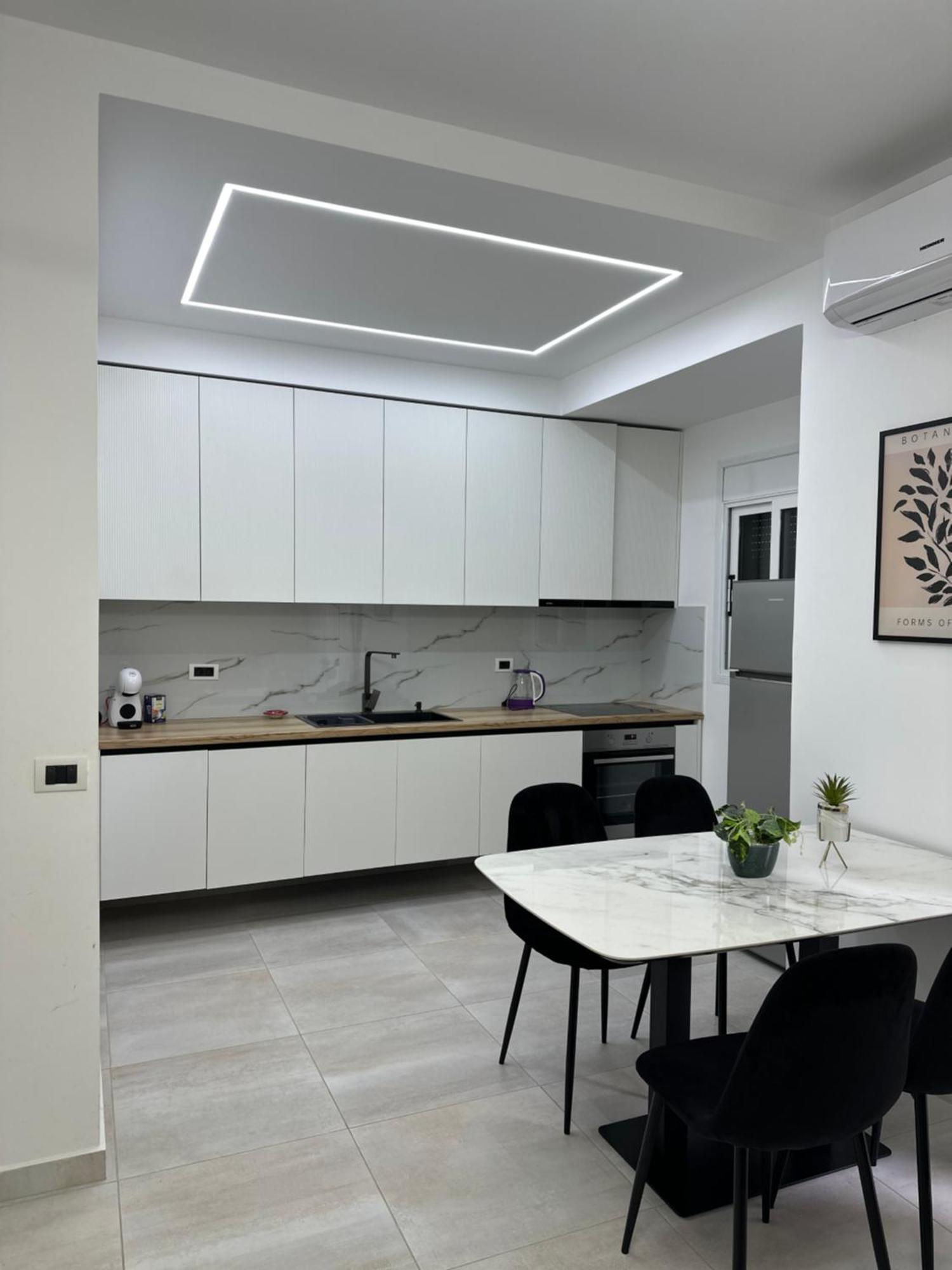 Lungomare Luxury Sea View Apartaments Vlorë Esterno foto